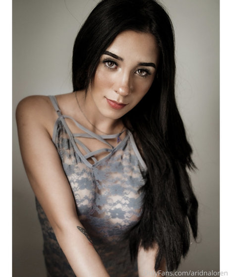 巨乳カップルオンリーファンズ ヌード 画像