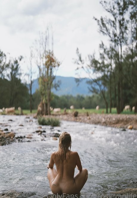 rosievanlife 女優 写真