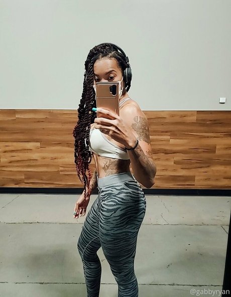 パイズリ オンリーファンズ ポルノグラフィック 画像