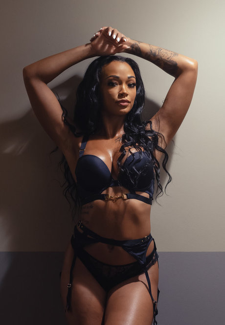 カーリーエボニーオンリーファンズ ホット裸 画像