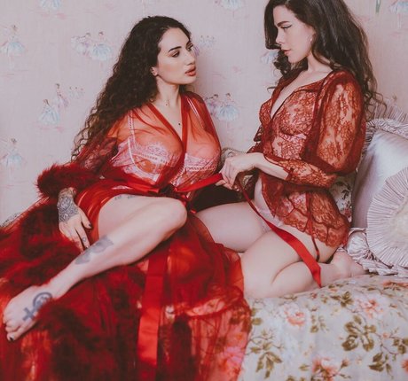 Nicole Vaunt ポルノスター トップ 写真