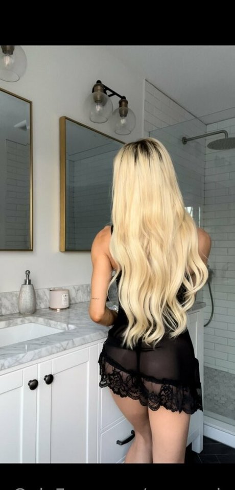 ぽっちゃりブロンドのオンリーファンズ セクシーヌード 写真