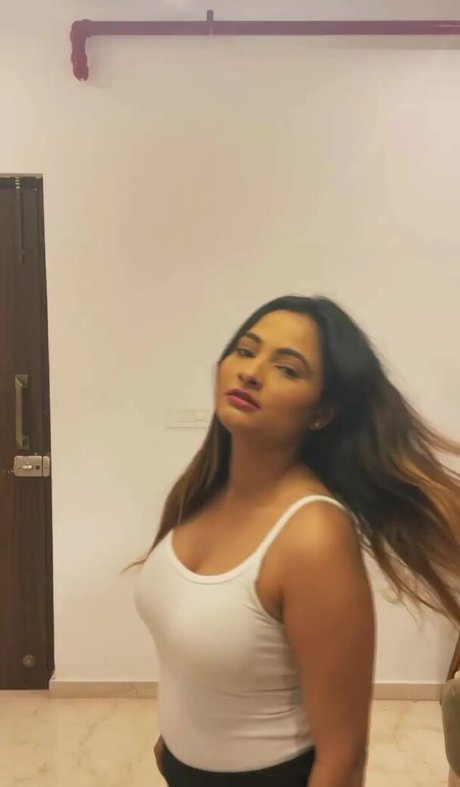 Desi NRI ポルノモデル ギャラリー