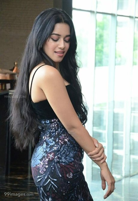 Mirnalini Ravi スター 裸 画像