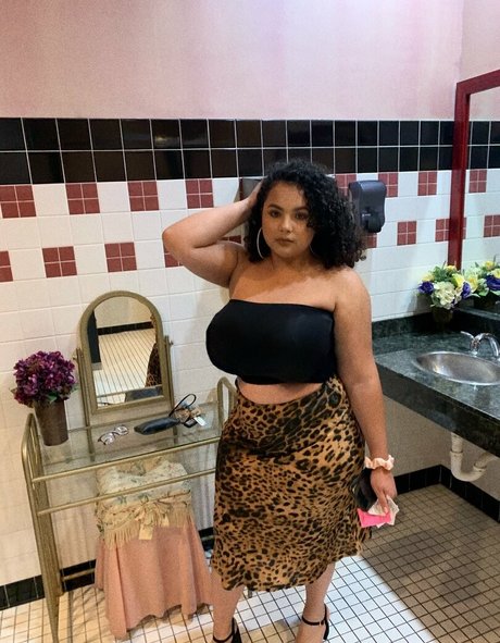 乳首 オンリーファンズ 美しいポルノ 写真