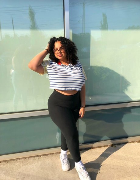 Deanelizyunes ポルノスター エロティック 画像