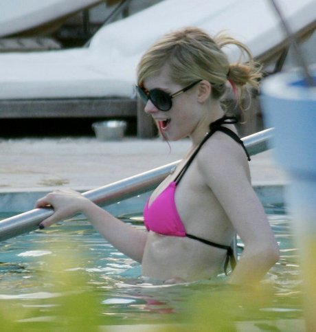 Avril Levigne スター ヌード 画像