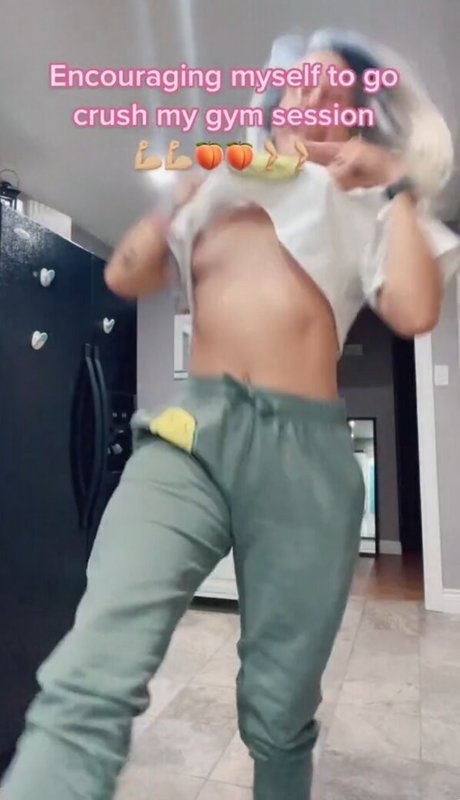 かわいいブロンドのオンリーファンズ 無料ヌード 画像