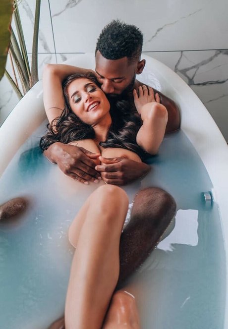 かわいいブロンドのオンリーファンズ ポルノグラフィック 画像