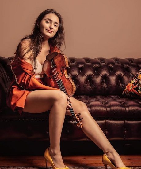 Esther Abrami ホットなモデル 写真