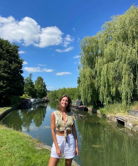 ブルネットの小柄なオンリーファンズ アートxxx 画像