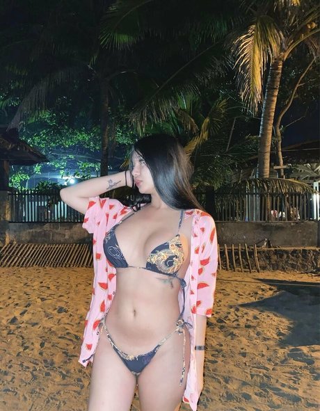 小さなおっぱいオンリーファンズ アートヌード 写真