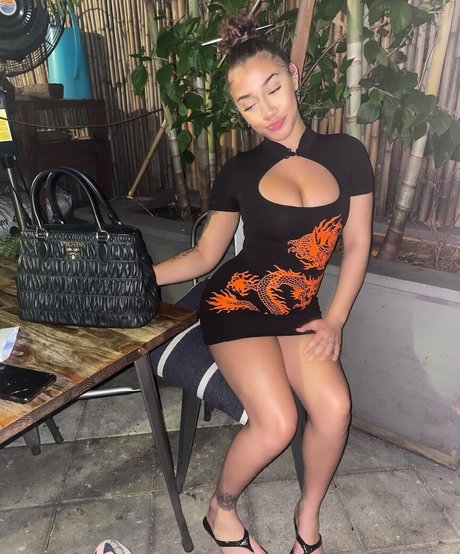 Iamnevaehakira セクシーなスター ギャラリー