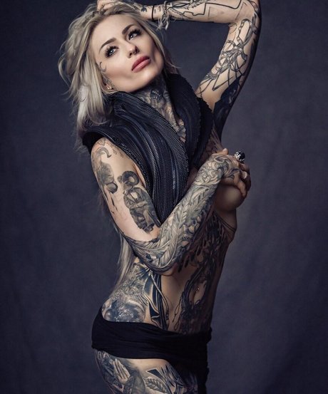 Tattoo Artists 美しい女優 写真