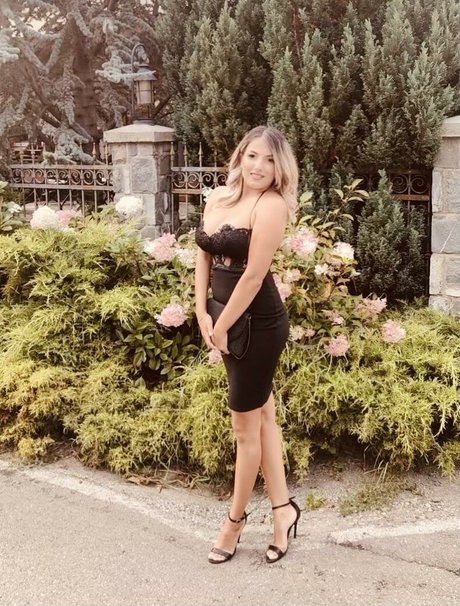 ティックトックスター オンリーファンズ ポルノ 画像