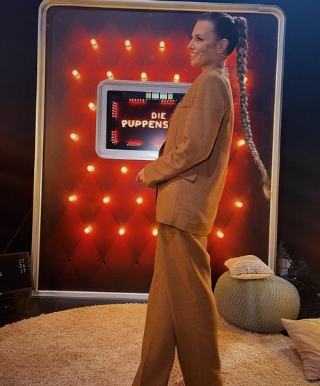 Laura Wontorra ポルノスター 素敵 アーカイブ