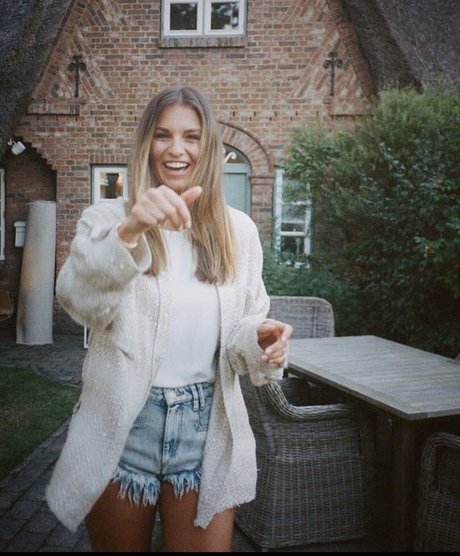 Laura Wontorra ポルノスター 裸 ギャラリー