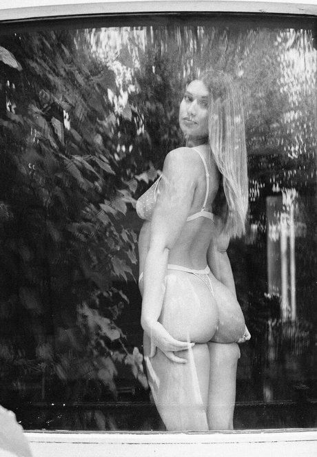 オイルを塗った巨乳オンリーファンズ 無料ポルノ 写真