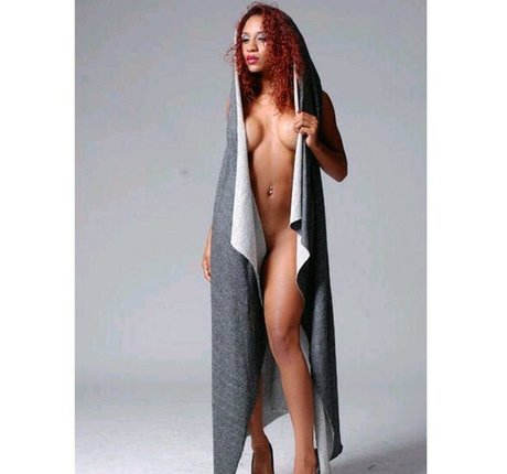 ぽっちゃりブロンドのオンリーファンズ 美しいヌード 写真