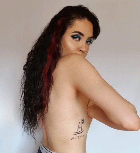 金髪のホットな妻オンリーファンズ ホットヌード 写真