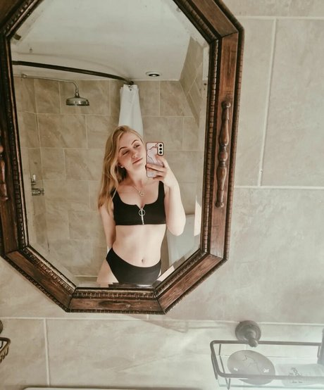 Olivia Tucker アートモデル 写真