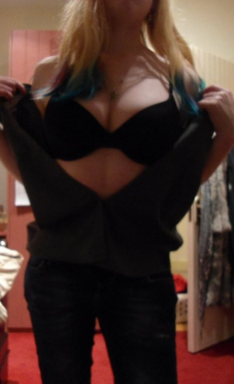 お尻を広げるオンリーファンズ アート裸 写真