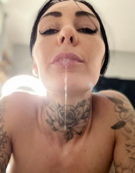 巨乳タトゥーオンリーファンズ ポルノグラフィック 写真