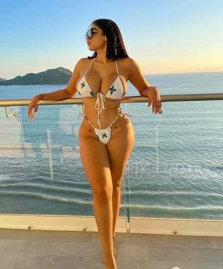 thaliamcix 裸のスター 写真