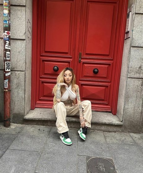 小さなおっぱいオンリーファンズ セクシー裸 写真