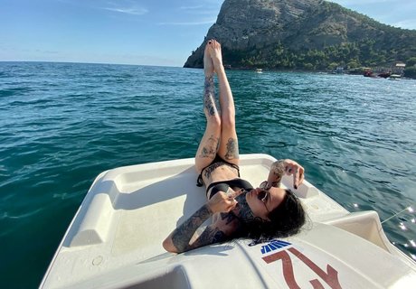 セクシーなブルネットのオンリーファンズ アートヌード 写真