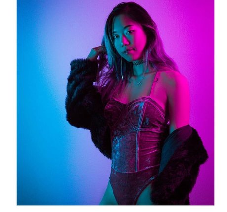 セクシーなブルネットのオンリーファンズ ヌード 画像