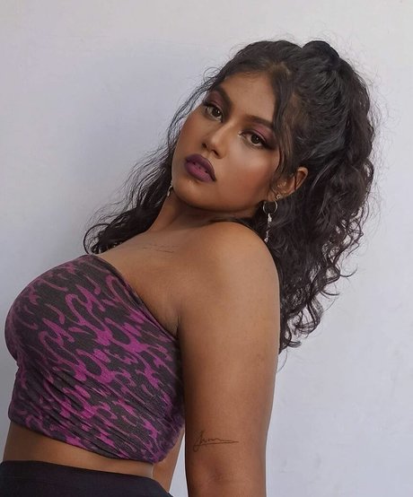 異人種間XXX オンリーファンズ エロチック 写真