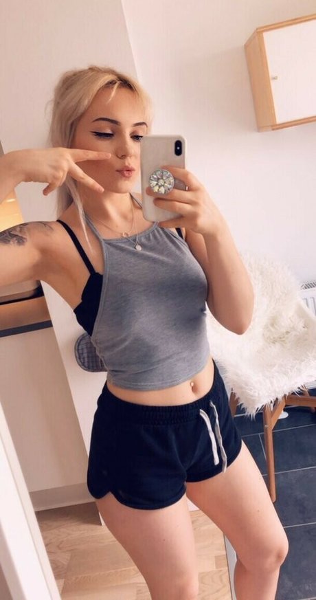 熟女のおっぱいオンリーファンズ アート裸 画像