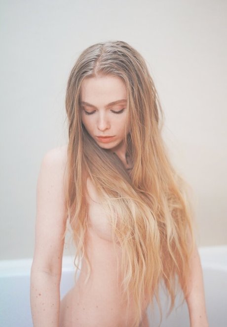 SiriSirililia ヌードモデル 写真