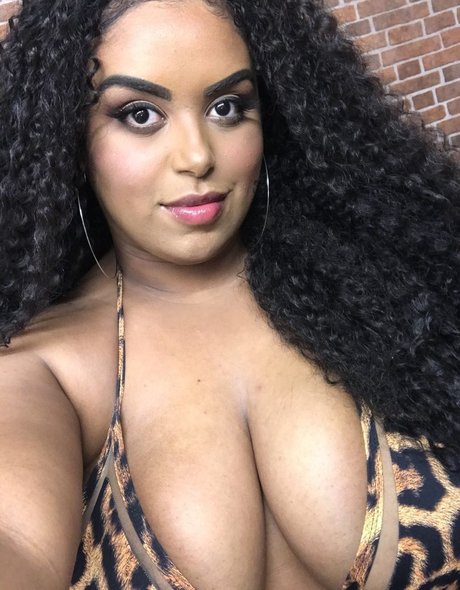 バン・オンリーファンズ 裸 写真