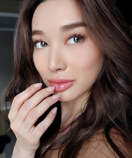 Nicole Asensio ポルノスター セックス 画像