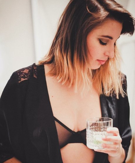 エモな痴女オンリーファンズ エロチック 画像