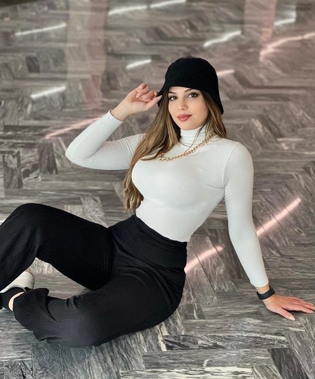 巨乳ランジェリーオンリーファンズ えろた 写真