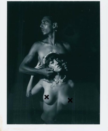 曲線美のブロンドオンリーファンズ セクシーヌード 写真