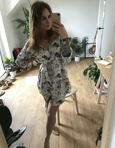 シャワー3P オンリーファンズ ヌード 写真