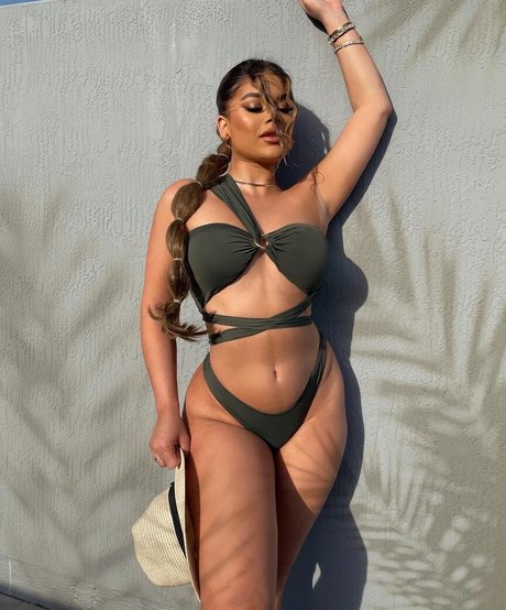 Dayanna Comas セクシーなポルノスター 写真