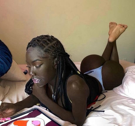 Cyn Kaine エロティックモデル 写真