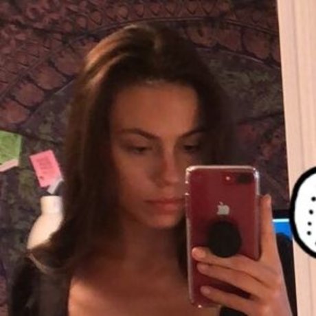 エモな痴女オンリーファンズ ポルノ 写真