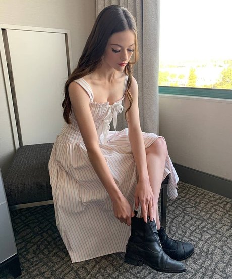 Mackenzie Foy 美しいポルノスター 写真