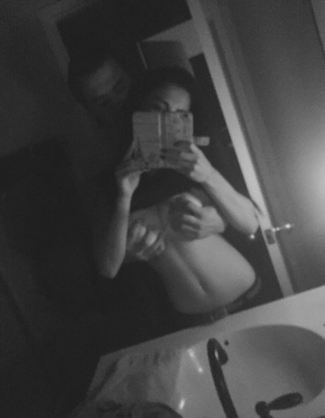 Sultrysanguine ポルノスター トップ 写真