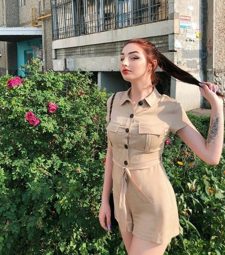 Julia Molligan HDスター 写真