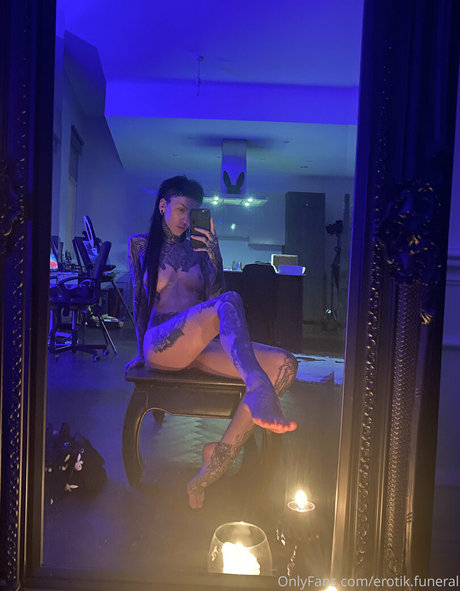 Erotic Funeral HDモデル 写真