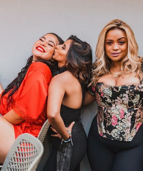 巨乳タトゥーオンリーファンズ セクシー 写真