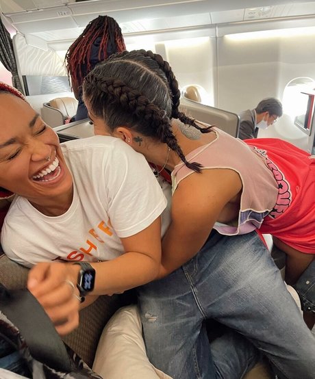 レズビアン誘惑オンリーファンズ トップ 写真