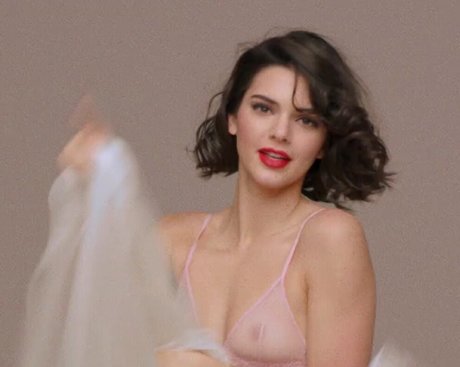 ティックトックスター オンリーファンズ ポルノグラフィック ギャラリー